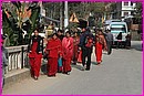 Beaucoup de saris d'un beau rouge dans cette r�gion de Pokhara