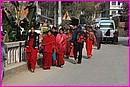 Beaucoup de saris d'un beau rouge dans cette rgion de Pokhara