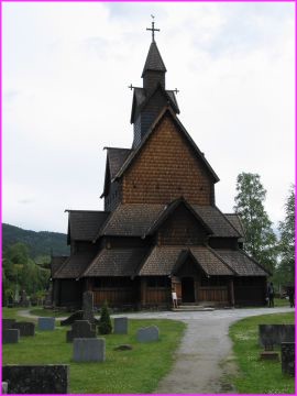 Une �glise en bois debout
