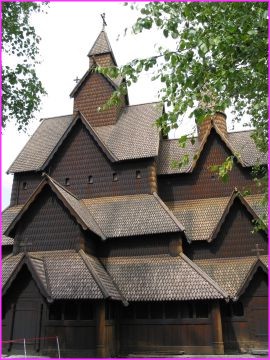 Une �glise en bois debout