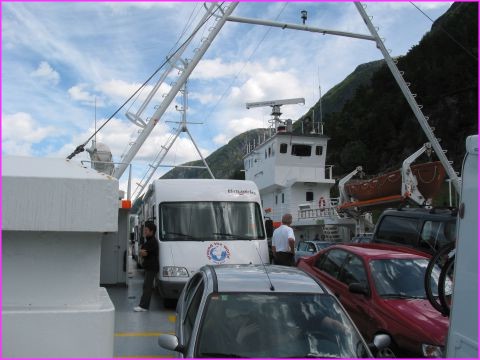 Premier bateau pour Prosper :passage d'un fjord