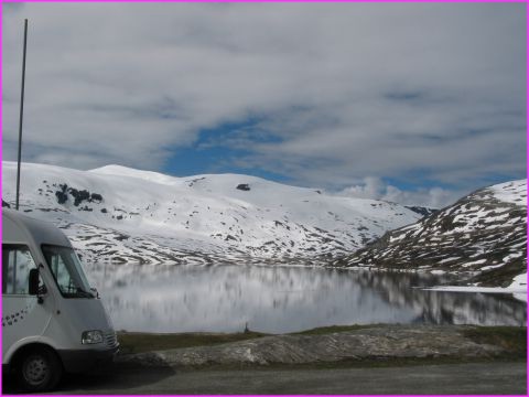 Pause d�jeuner au bord d'un lac de montagne