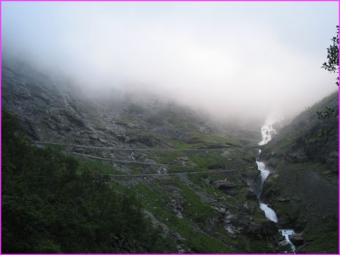 La fameuse descente de Trollstigen et sa cascade