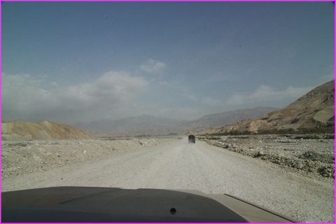 Dans le Balouchistan, en suivant notre escorte