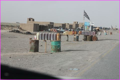 Essence (de contrebande ?) en vente au bord de la route