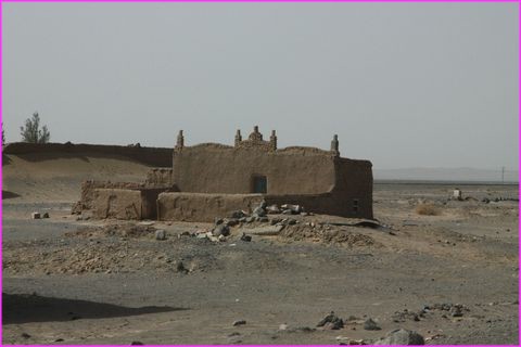 Petite mosqu�e avec un cr�pis en terre comme le sont tous les villages dans le d�sert