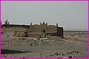 Petite mosqu�e avec un cr�pis en terre comme le sont tous les villages dans le d�sert
