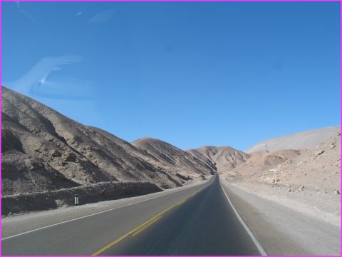 Aridit�, route rectiligne, dr�le de premier contact avec le P�rou