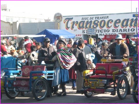 Un march anim dans une petite ville prs de Puno