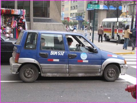 Par centaine, par milliers ils draguent les clients, ces petits taxis de Lima bien pratiques et 