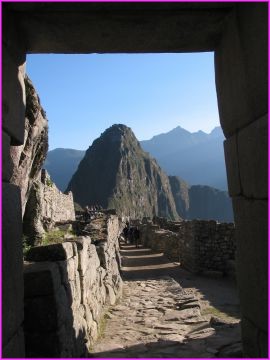 ... en parcourant le site, au fond le Huayna Picchu