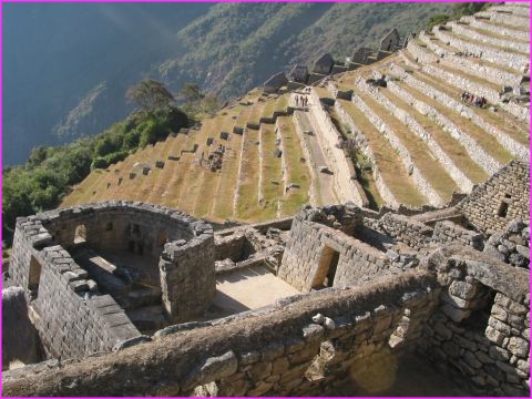 ... en parcourant le site : les terrasses derri�re le temple du soleil
