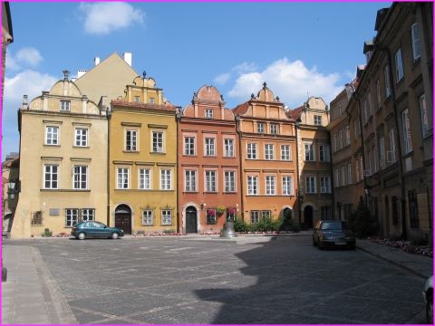 De beaux immeubles sur une petite place, hors des circuits touristiques