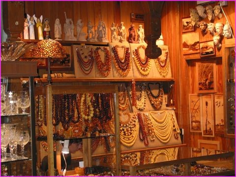 Boutique � l'int�rieur de la halle aux draps