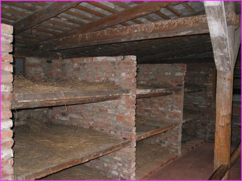 Int�rieur d'un baraquement du camp d'Auschwitz