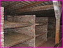 Int�rieur d'un baraquement du camp d'Auschwitz