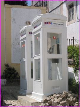Estremoz, et ses cabines t�l�phoniques blanchies elles aussi !