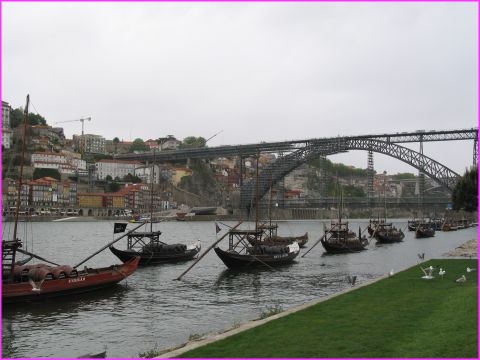 Les anciensbateaux qui descendaient le Douro avec le vin de Porto