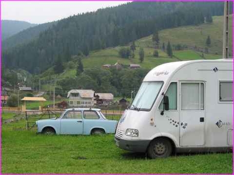 Alors qui c'est qui va gagner la course : la Trabant de Vladimir ou Prosper ?