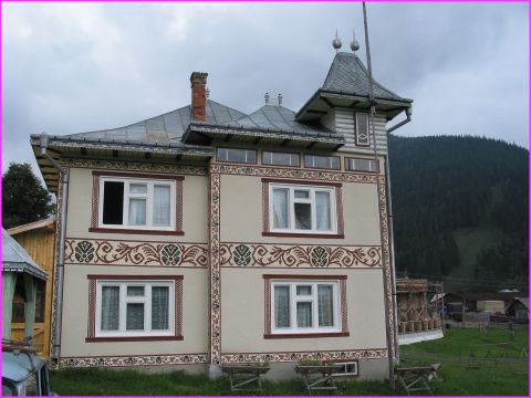 La maison de Vladimir avec le d&eacute;cor traditionnel , d&eacute;coration que le papa de Vladimir &agrave; instaur&eacute;e dans le village