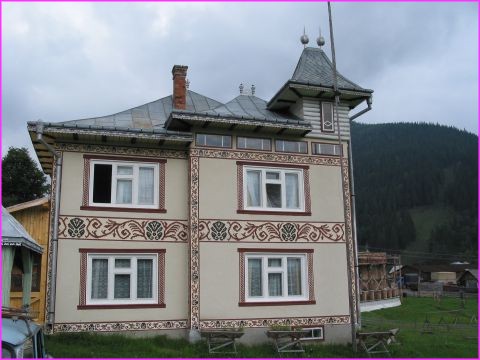 La maison de Vladimir avec le décor traditionnel , décoration que le papa de Vladimir à instaurée dans le village