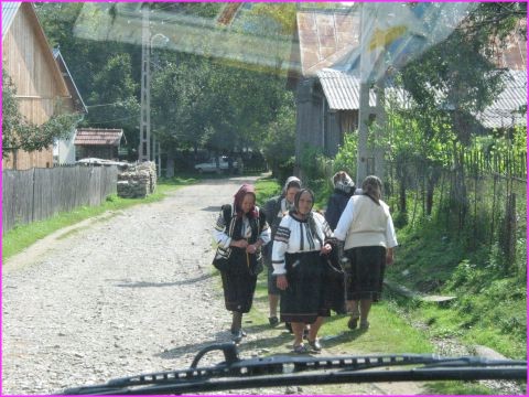 On met le costume traditionnel le Dimanche pour aller � l'office