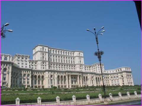 Le parlement � Bucarest, le plus bel exemple de m�galo sign� le 