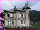 La maison de Vladimir avec le d&eacute;cor traditionnel , d&eacute;coration que le papa de Vladimir a instaur&eacute;e dans le village
