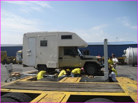 On commence  mettre des cales verticales car si les pneus se dgonflent en route il faut qu'il reste bien attach