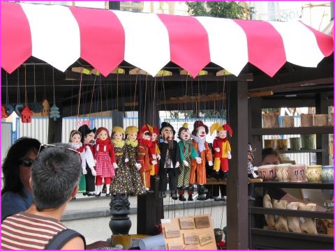 Ici, comme dans les derniers pays visit�s, on trouve beaucoup de marionnettes (au sens propre !)