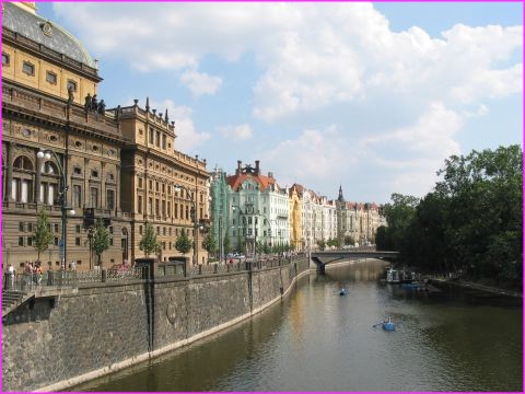 De belles fa�ades, � Prague, pour ces immeubles le long de la Vltava