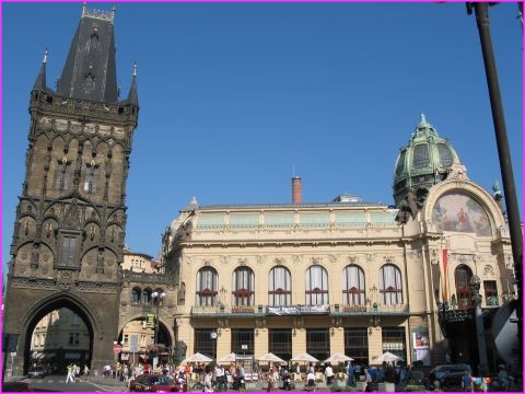 Une des portes de la ville : la tour poudri�re