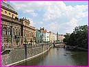 De belles fa�ades, � Prague, pour ces immeubles le long de la Vltava