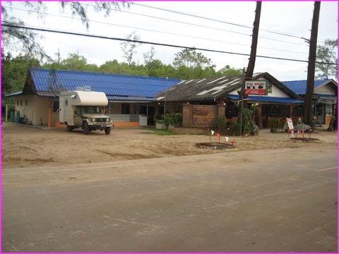 ... et le bivouac devant un restaurant de plage