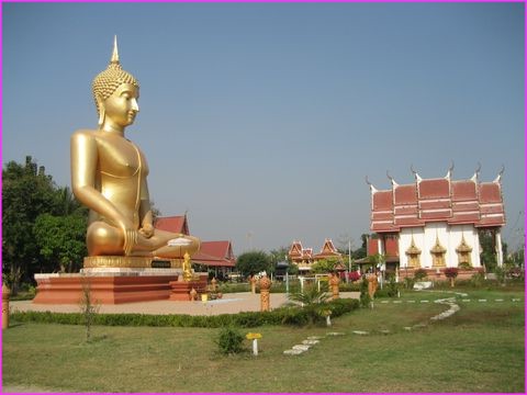 M�me le plus petit village a droit a son grand Bouddha