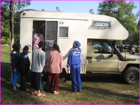 La queue pour la visite de Prosper ... et on a eut �a de tr�s nombreuses fois. Adorables !