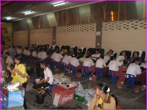 Ici massage de pieds ... en ringuette. Une pratique hyper courante.