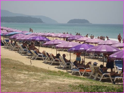 Pas une serviette sur la plage, tout le monde sur des transats � Karon Beach (Ile de Phuket)