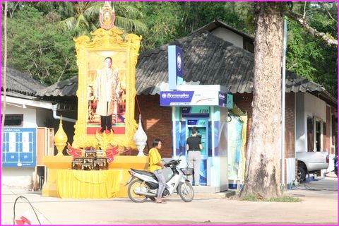 O� tradition et business (ici un ATM) se c�toient