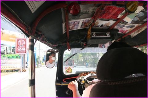 Le transport en Tuck Tuck (ou Tuk Tuk) : sportif ! (remarquez le masque du chauffeur pour la polution)