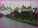 Tous les villages et villes en Tha�lande ont f�t� il y a quelques jours l'anniversaire du Roi et ont tous mis des banderolles � sa gloire