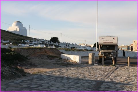 Un bivouac avec des voisins hyper calmes � Madhia (cimeti�re marin pr�s du phare)