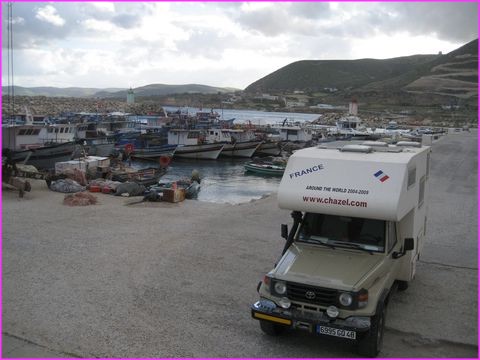 Un bivouac (encore un) au c�t� des bateaux de p�cheurs. Ici � Port Cap Zebib
