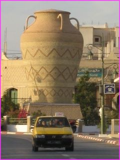 Oui vraiment, il le faudrait ce semi remorque pour emporter cette poterie vue � Tozeur