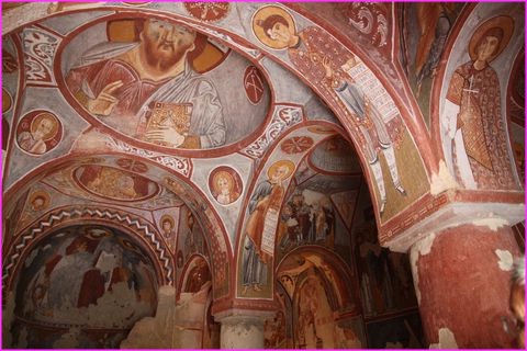 De beaux restes de fresques dans les �glises creus�es dans la roche