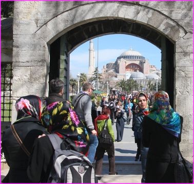 Quand les jeunes filles portent des voiles tr�s color�s