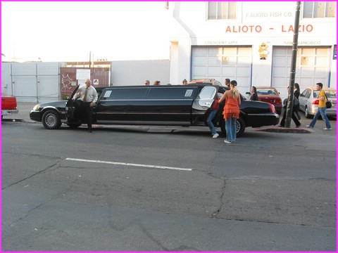 Une voiture qui a d� pousser � l'ombre et qui a grandi anormalement