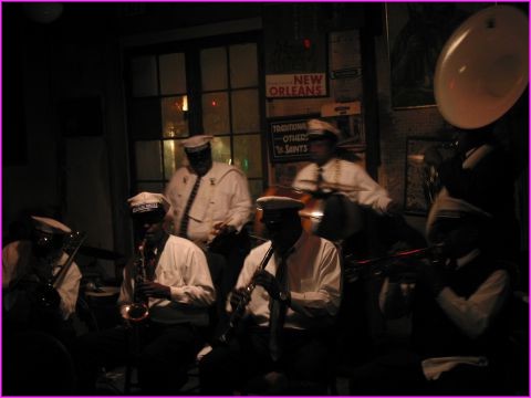 ... et voil� sous le feu des faibles et rares projecteurs, le jazz comme autrefois