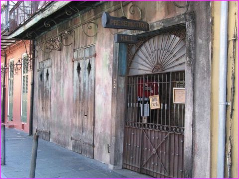 Le porche du Preservation Hall, ce temple du jazz � la Nouvelle Orleans, n'a pas vu l'ombre d'un pinceau depuis ..... 