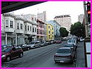 Une rue en pente dans San Francisco avec architecture typique